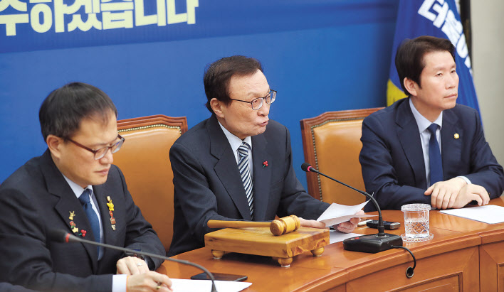 이해찬 더불어민주당 대표(왼쪽)가 18일 오전 서울 여의도 국회에서 열린 최고위원회의에서 발언하고 있다. [연합]