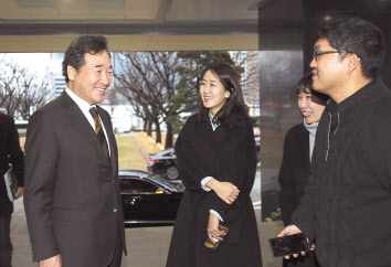 차기 국무총리로 정세균(69) 전 국회의장 지명이 발표된 17일 오후 외부 일정을 마친 이낙연 국무총리가 정부서울청사로 들어오면서 기자들의 질문에 답하고 있다. 연합]