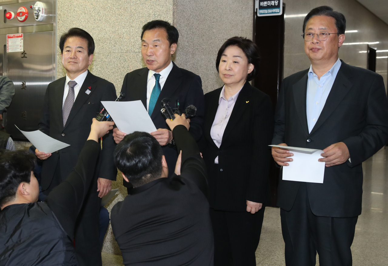 18일 오후 서울 여의도 국회에서 바른미래당 손학규 대표가 야 3당 선거법 합의문을 읽고 있다. 왼쪽부터 민주평화당 정동영 대표, 바른미래당 손학규 대표, 정의당 심상정 대표, 대안신당 유성엽 창당준비위원장. 연합뉴스