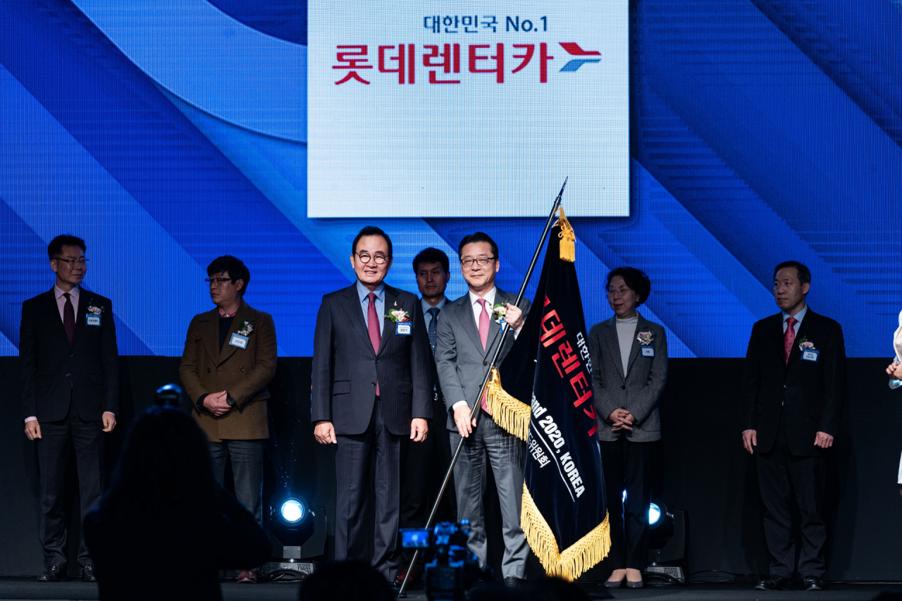 롯데렌터카가 ‘2020 대한민국 퍼스트브랜드 대상’에서 ‘퍼스트클래스 브랜드’로 선정된 가운데 윤은기 한국소비자브랜드위원회 위원장(좌)과 남승현 롯데렌탈 경영지원부문장 상무(우)가 기념촬영을 하고 있다. [롯데렌터카 제공]