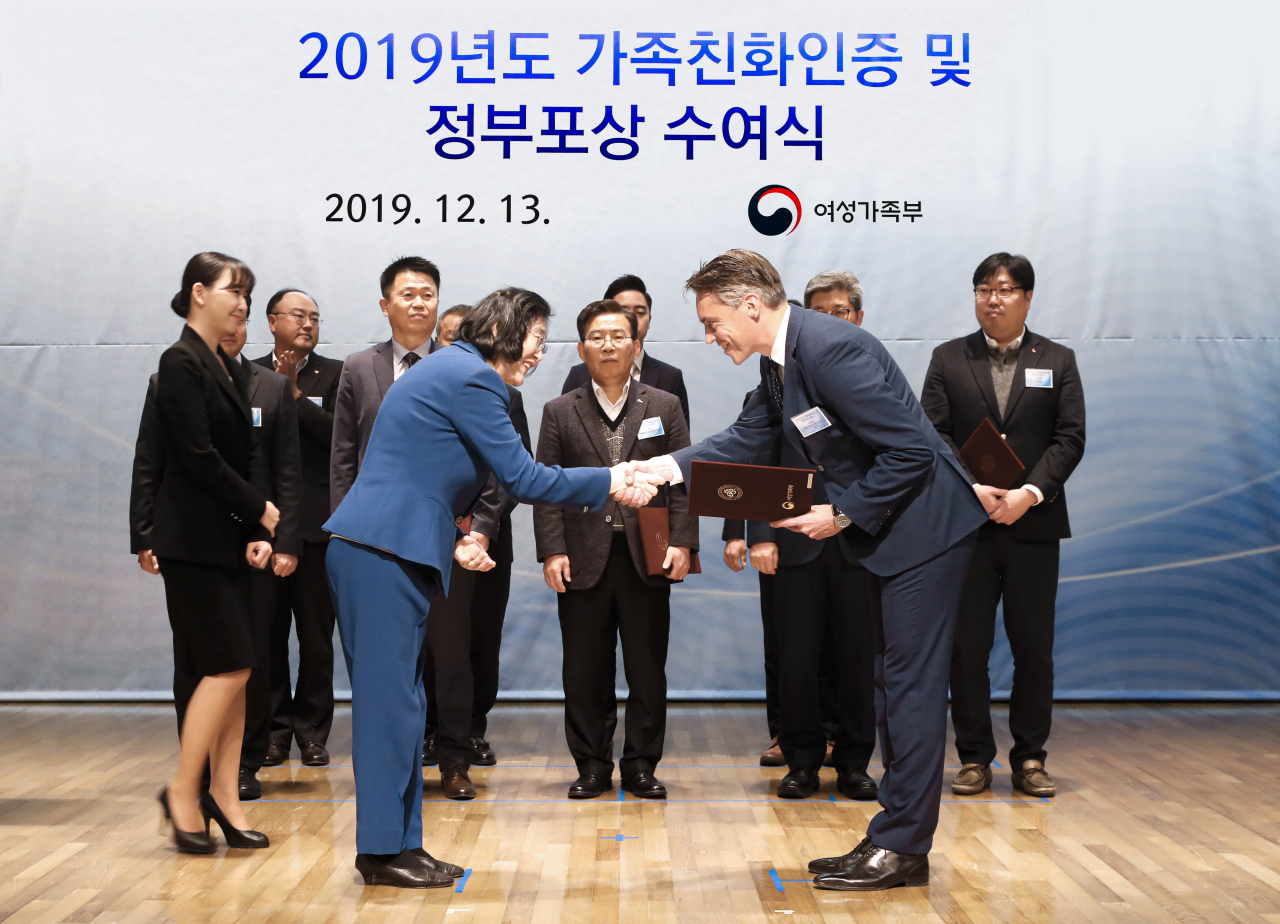 르네 코네베아그 아우디폭스바겐코리아 그룹사장이 이정옥 여성가족부 장관으로부터 ‘가족친화인증서’를 받고 있다.