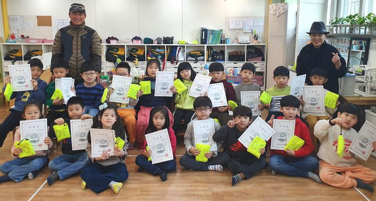 유치원생들이 형광색 가방 덮개와 수료증을 들어보이고 있다. [영등포구 제공]