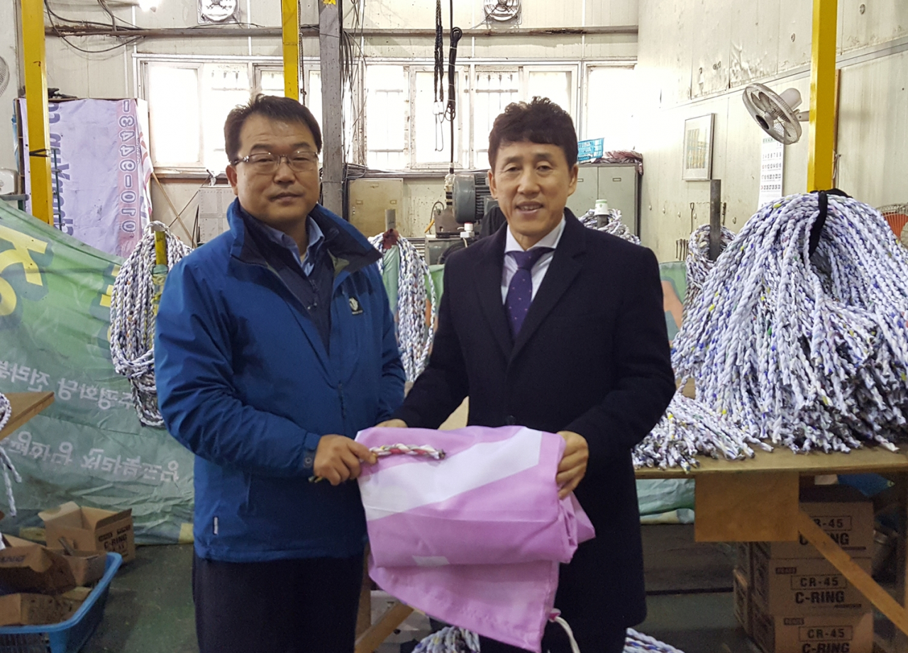 임재형 aT 경영안전처장(오른쪽)과 류광수 ㈜현장사람들 대표이사. [aT 제공]
