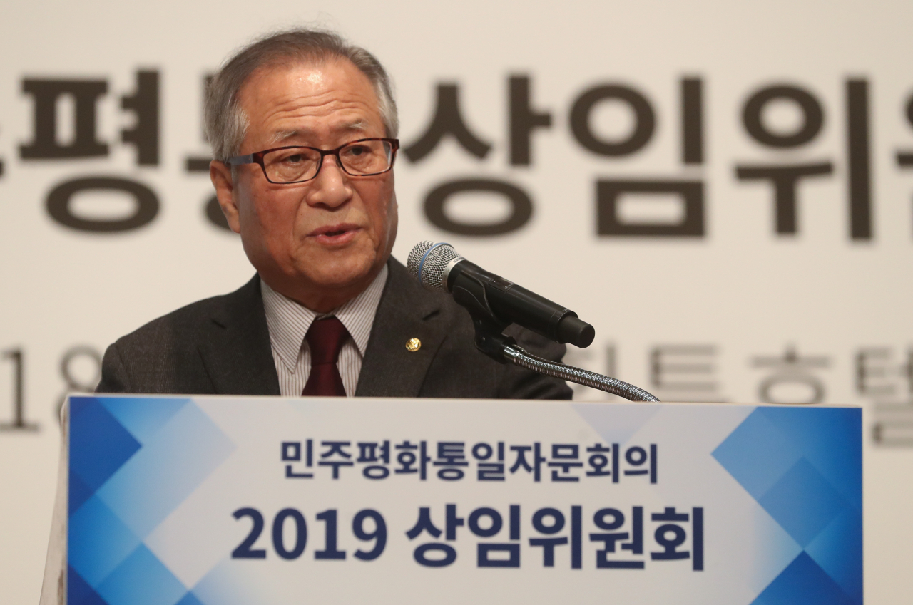 정세현 민주평화통일자문회의 수석부의장이 18일 오후 서울 서대문구 홍은동 그랜드힐튼호텔에서 열린 2019 민주평화통일자문회의 상임위원회에서 개회사를 하고 있다. [연합]