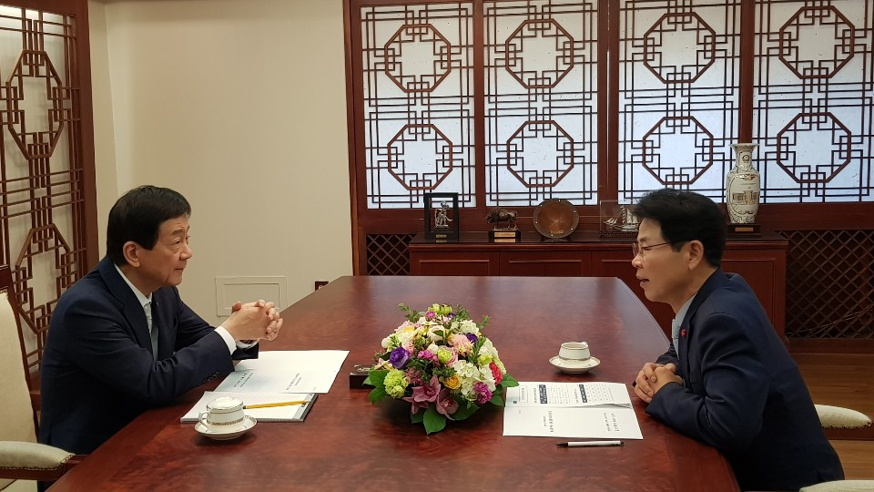 김한근 강릉시장(오른쪽)이 진영 행정안전부 장관을 만나 동해안 4개 시·군의 건의문을 전달했다. [강릉시]