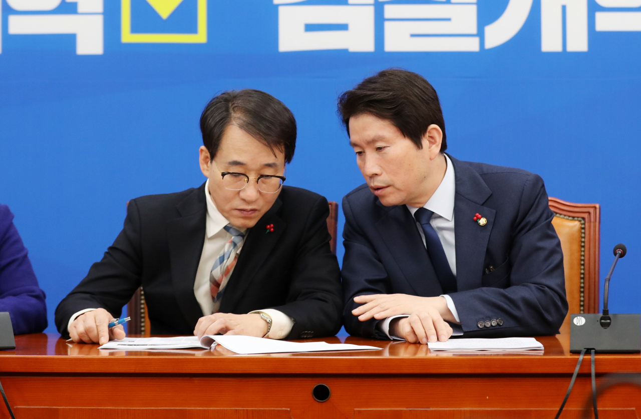 더불어민주당 이인영 원내대표(오른쪽)와 이원욱 원내수석부대표가 19일 오전 서울 여의도 국회에서 열린 정책조정회의에서 대화하고 있다. 연합뉴스