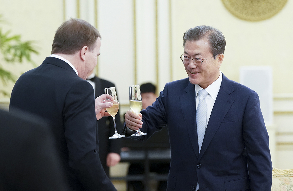 북한은 연말 들어 외세의존을 빌미로 문재인 대통령과 대남비난공세를 강화하며 매년 정세악화의 책임을 한국에 돌리기 위한 명분 쌓기에 나선 모습이다. 문 대통령이 18일 오후 청와대에서 스테판 뢰벤 스웨덴 총리를 초청해 가진 공식만찬 모습. [헤럴드DB]