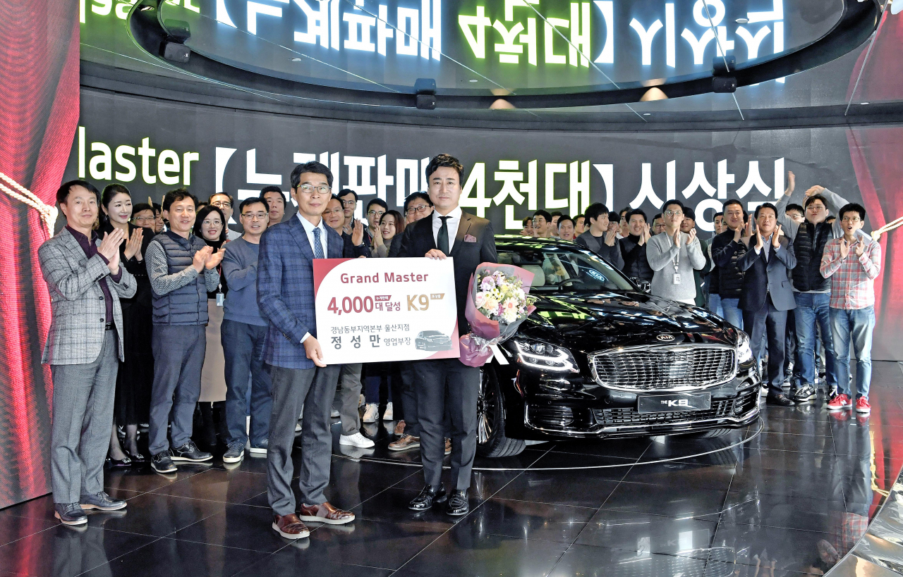 누계판매 4000대를 달성한 (오른쪽부터) 경남동부 울산지점 정성만 영업부장과 기아차 국내사업본부장 권혁호 부사장. [기아자동차 제공]