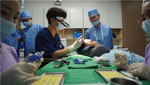 연발형 모발 이식 기술을 적용해 실제 이식 수술을 하는 모습. [ETRI(한국전자통신연구원) 제공]