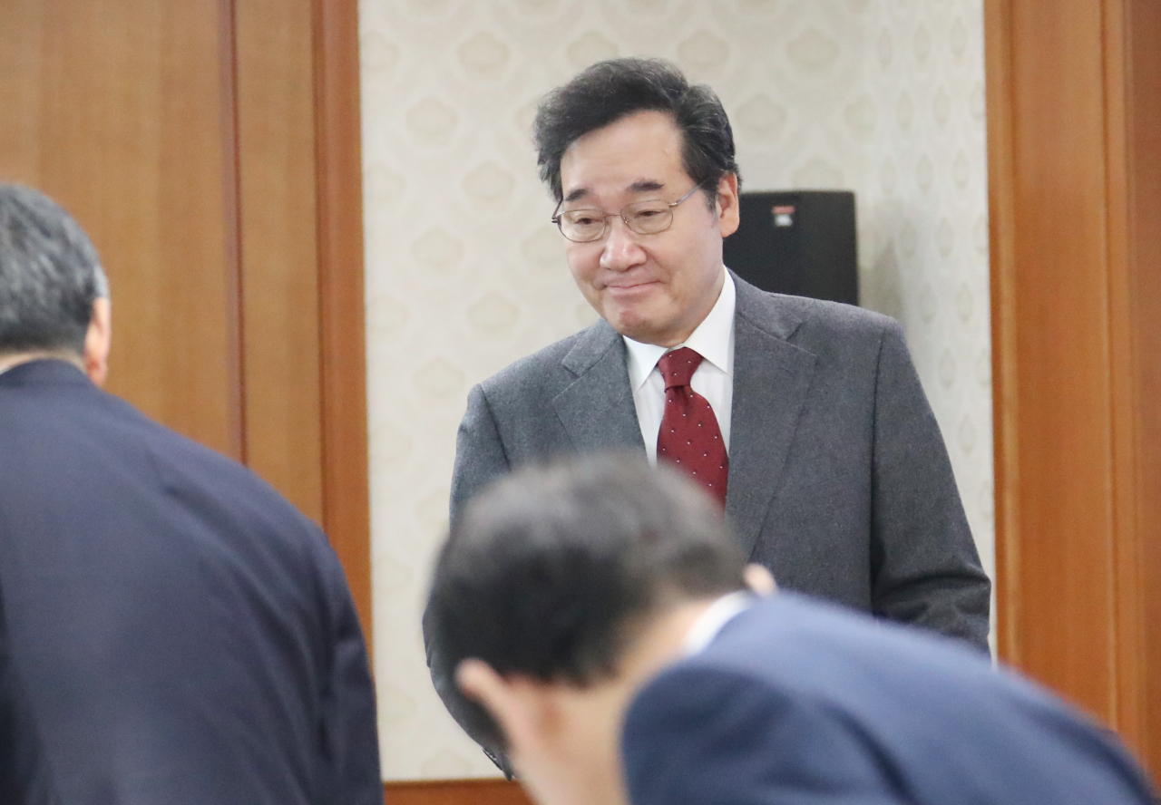 이낙연 국무총리가 19일 오전 정부서울청사에서 열린 국정현안점검조정회의에 참석하고 있다. 연합뉴스