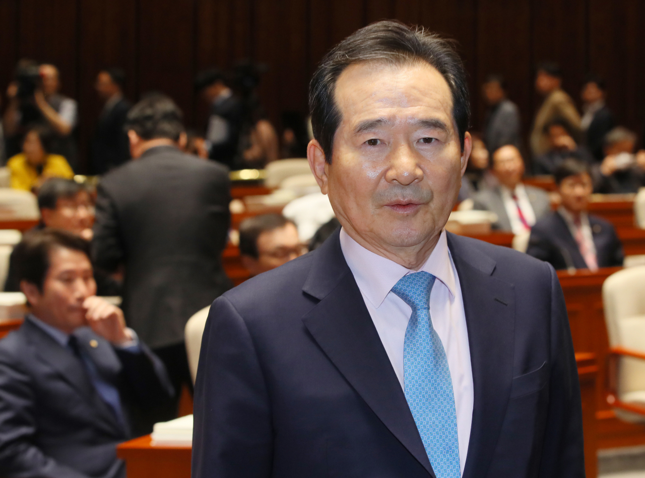 정세균 국무총리 후보자가 18일 국회에서 열린 더불어민주당 의원총회에서 인사말을 하기 위해 단상으로 향하고 있다. 연합뉴스