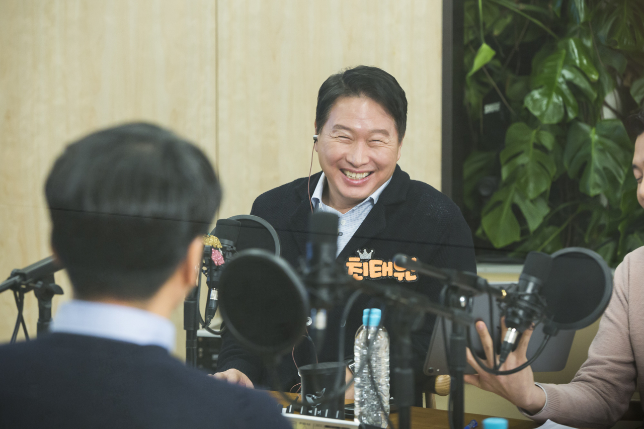 최태원 SK회장이 지난 17일 서울 종로구 서린동 SK빌딩에서 ‘보이는 라디오’ 형식의 99차 행복토크를 하고 있다. [SK 제공]