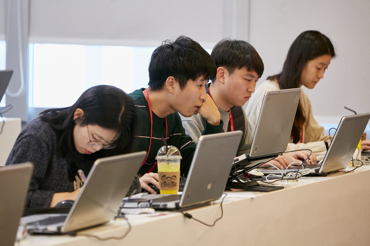 LG CNS의 임직원 대상 코딩 대회인 '코드몬스터'에 참석한 직원들이 문제를 풀고 있다. [LG CNS 제공]