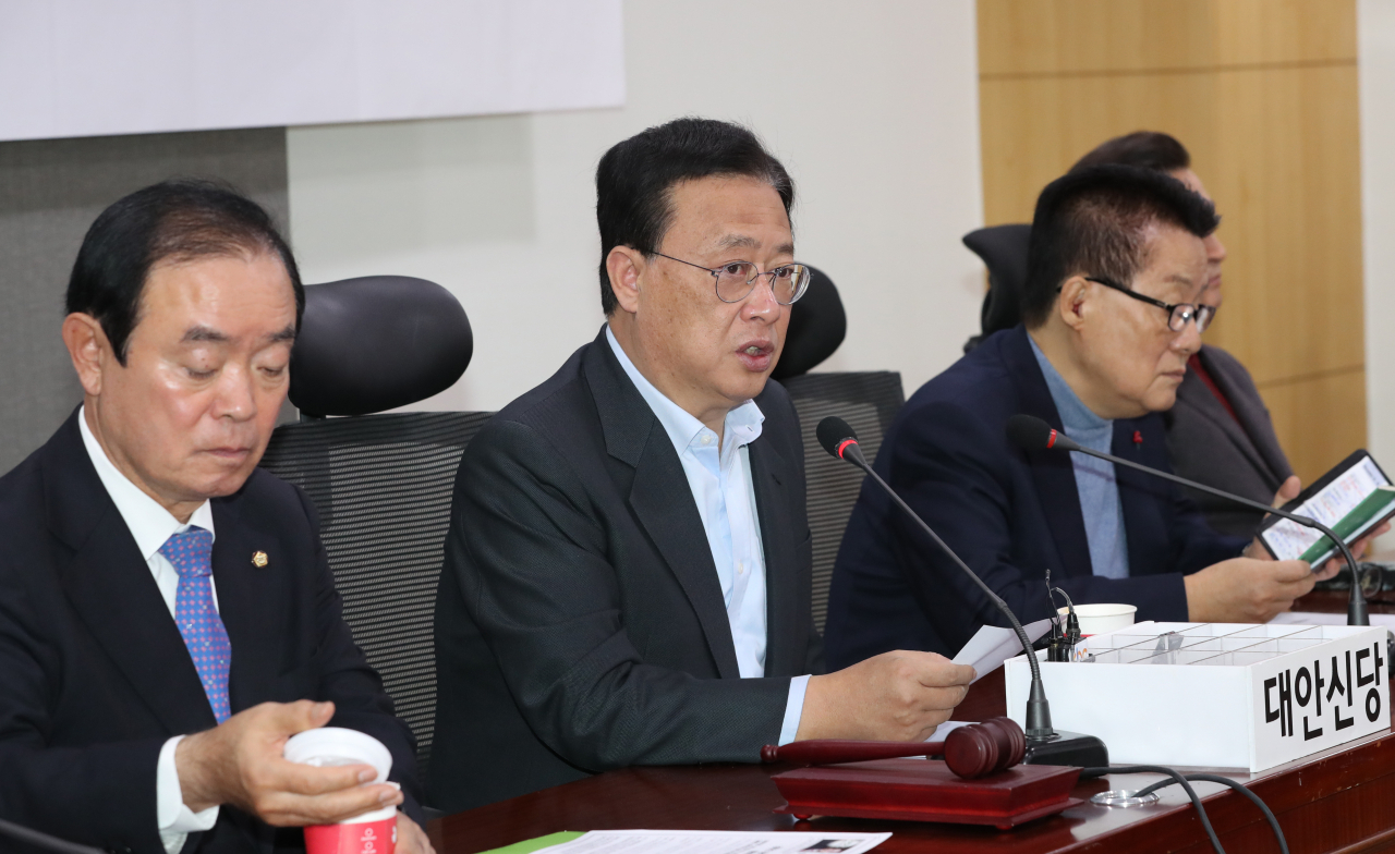 대안신당 유성엽 창당준비위원장(가운데)이 19일 오전 서울 여의도 국회 의원회관에서 열린 창당준비위 상임운영위원회에서 발언하고 있다. 연합뉴스