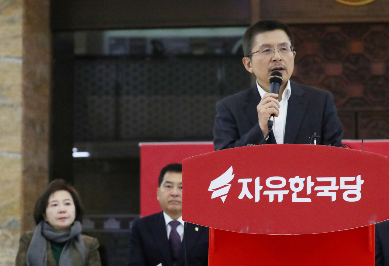 자유한국당 황교안 대표가 19일 오전 서울 여의도 국회 로텐더홀에서 열린 최고위원회의에서 발언하고 있다. [연합]