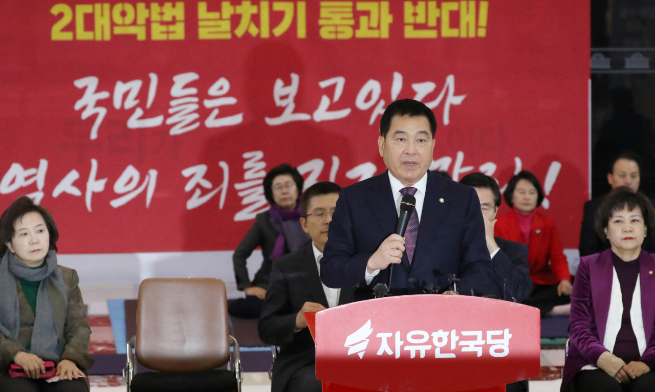 자유한국당 심재철 원내대표가 19일 오전 서울 여의도 국회 로텐더홀에서 열린 최고위원회의에서 발언하고 있다. [연합]