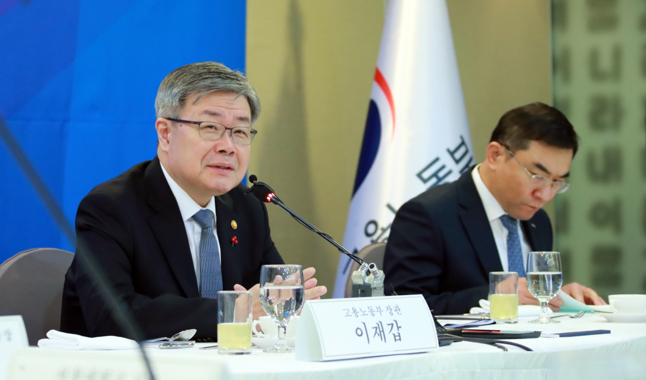이재갑 고용노동부 장관이 19일 오전 한국프레스센터에서 열린 2019년도 제5차 고용정책심의회에서 발언하고 있다. 이날 심의회에서는 내년 일자리 예산으로 25조5000억원을 확정하고, 조선업 특별고용지원업종 지정을 내년 6월까지 6개월간 연장하기로 했다. [고용노동부 제공]