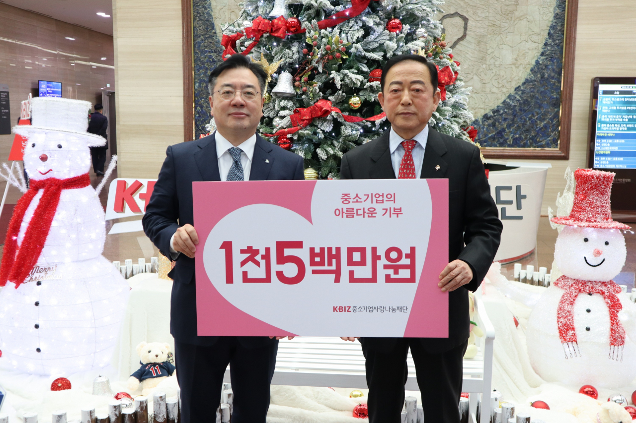 조용준 ㈜동구바이오제약(왼쪽) 대표이사가 19일 중소기업중앙회 사랑나눔재단에 1500만원을 기부했다.