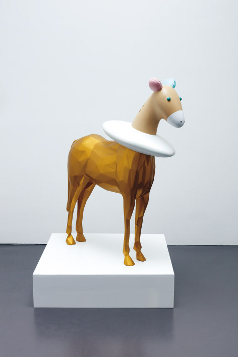 노준, Macaroon Cloud Horse - Mini, 94x32x110cm, car paint on plastic, 2019 [이화익갤러리 제공]