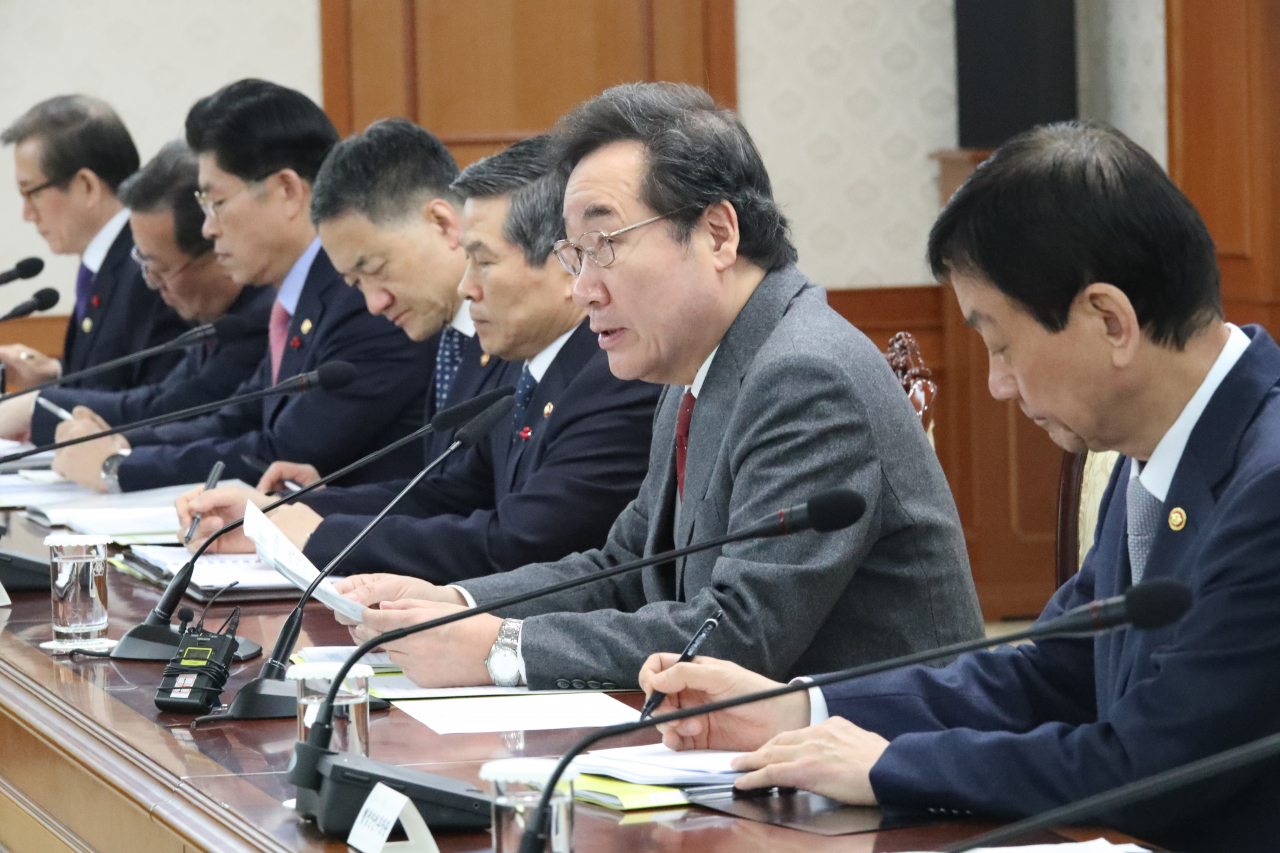 이낙연 국무총리가 19일 오전 정부서울청사에서 열린 국정현안점검조정회의를 주재하며 발언하고 있다. [연합뉴스]