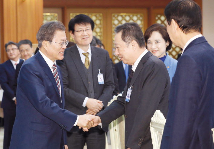 문재인 대통령이 19일 청와대에서 확대경제장관회의에 참석한 박용만 대한상의 회장과 인사하고 있다. [연합]