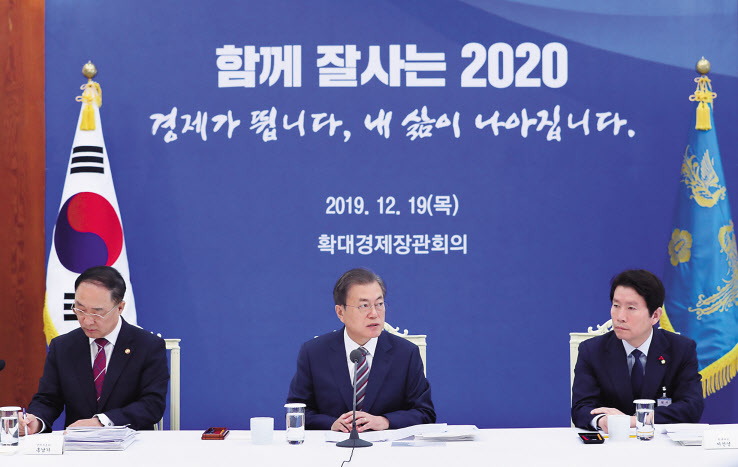 문재인 대통령이 19일 오전 청와대에서 열린 확대경제장관회의에서 “정부는 우리 경제의 체질을 근본적으로 바꾸면서 낯선 길을 향해 도전해야 한다”며 “40대와 제조업의 고용 부진에서 벗어나야 한다”고 일자리의 질 개선을 가장 시급한 과제로 제시했다. [연합]