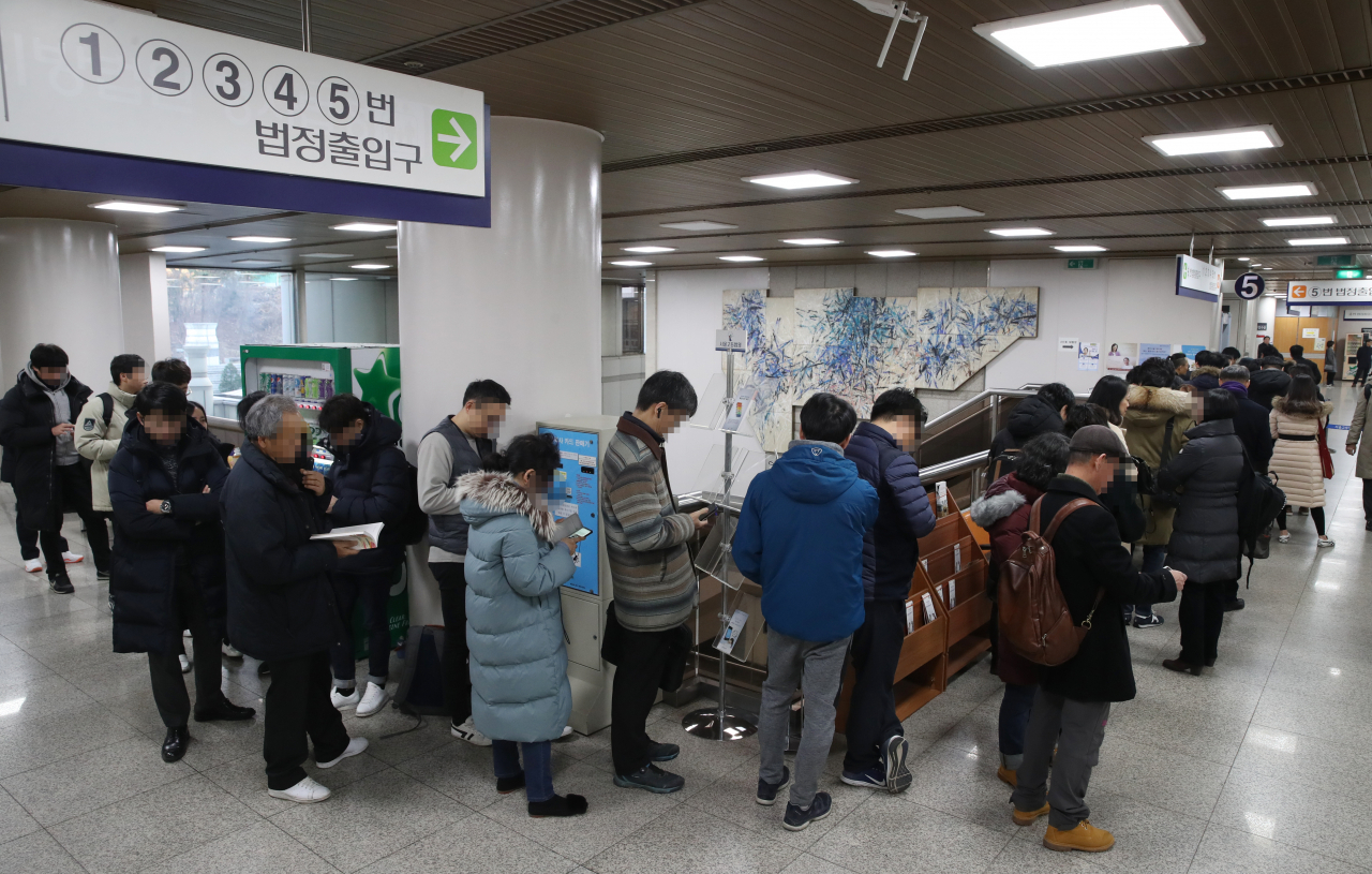 정경심 동양대 교수의 4차 공판준비기일이 열린 19일 오전 서울 서초구 서울중앙지법에서 시민들이 방청을 위해 길게 줄지어 서 있다. [연합]
