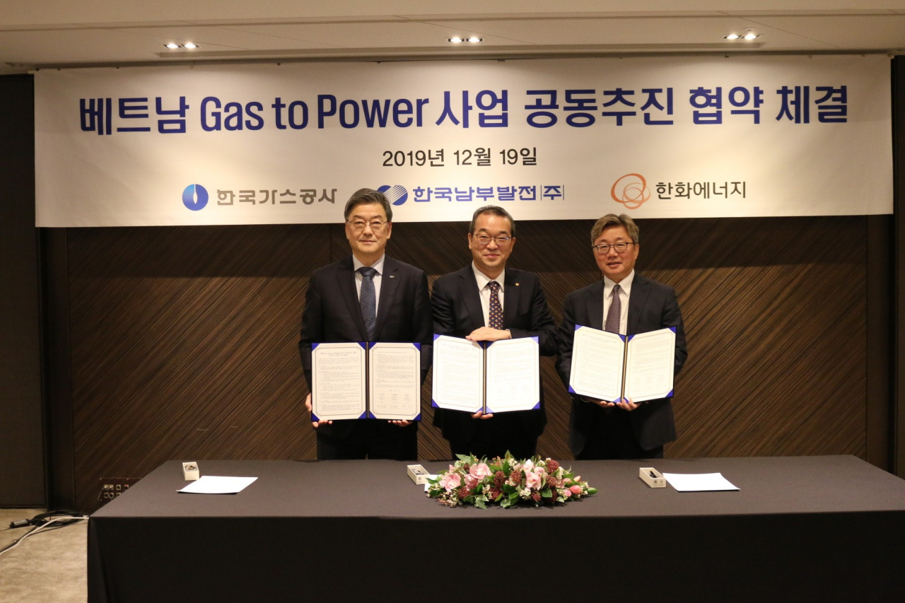 한화에너지는 19일 서울 플라자호텔에서 한국가스공사, 한국남부발전과 베트남 가스 발전 및 LNG 터미널 사업 공동 추진을 위한 협약을 체결했다. 사진 왼쪽부터. 신정식 한국남부발전㈜ 대표이사, 정인섭 한화에너지㈜ 대표이사, 채희봉 한국가스공사 사장. [한화에너지 제공]