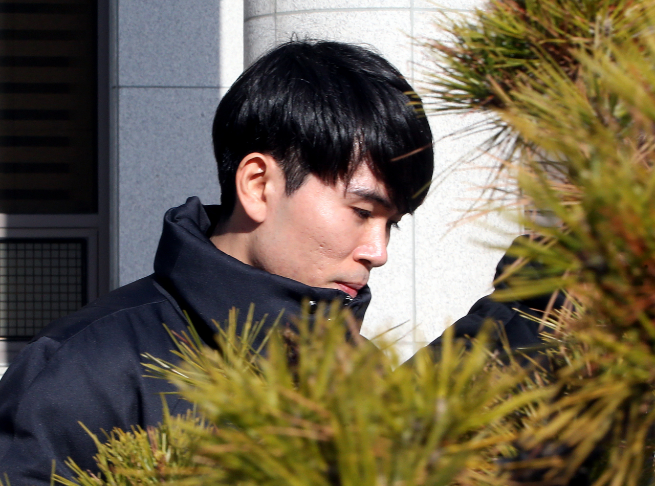 도심 길거리에서 상습적으로 음란행위를 한 혐의로 기소된 전 프로농구 선수 정병국 씨가 19일 오전 인천시 미추홀구 인천지법에서 첫 재판을 마치고 법원 건물을 나서고 있다. [연합]