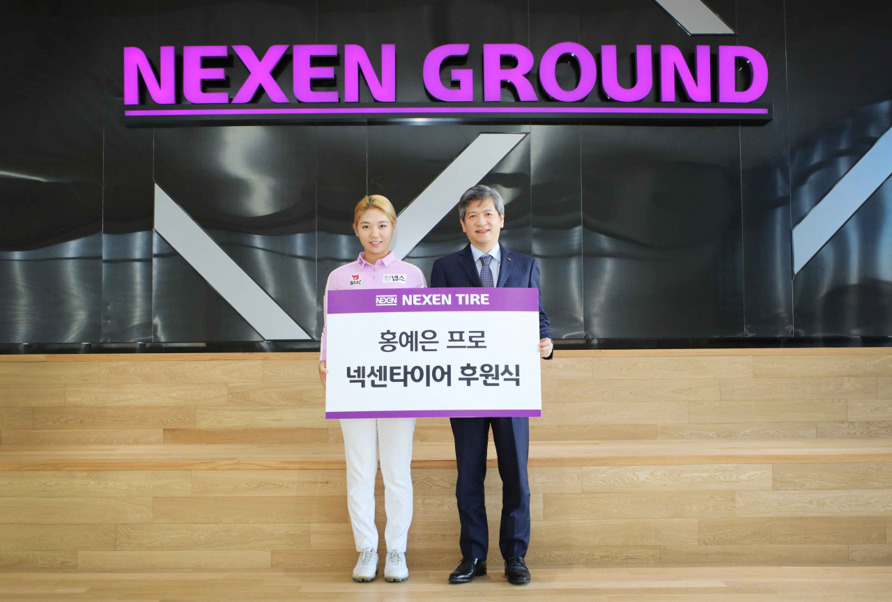 왼쪽부터 홍예은 선수, 넥센타이어 한윤석 전략마케팅 BS(Business sector)장. [넥센타이어 제공]