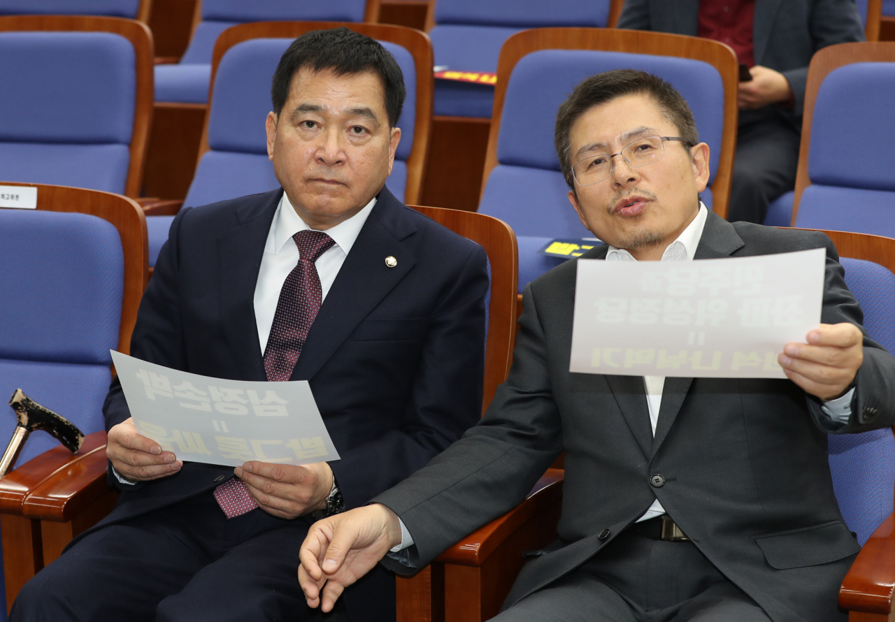 자유한국당 황교안 대표(오른쪽)와 심재철 원내대표가 19일 오후 서울 여의도 국회에서 열린 의원총회에서 대화하고 있다. [연합]