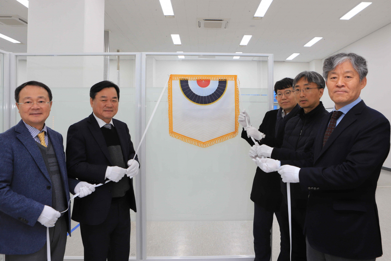 19일 한국기계연구원이 설립한 연구소기업 와이티에스마이크로테크 현판식을 진행하고 있다. [한국기계연구원 제공]