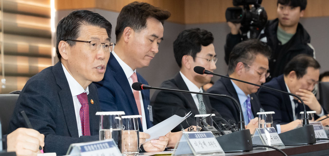 은성수 금융위원장이 19일 정부서울청사 금융위원회에서 열린 '보험회사 최고경영자(CEO) 간담회'에서 모두발언을 하고 있다. [금융위원회 제공][연합]
