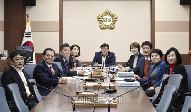 순천시의회 예산결산특별위원회 의원들. 사진 왼쪽부터 김영진, 정홍준, 오광묵, 박혜정, 이현재(위원장), 김미애, 박재원, 김미연, 장숙희 의원. [사진=시의회]