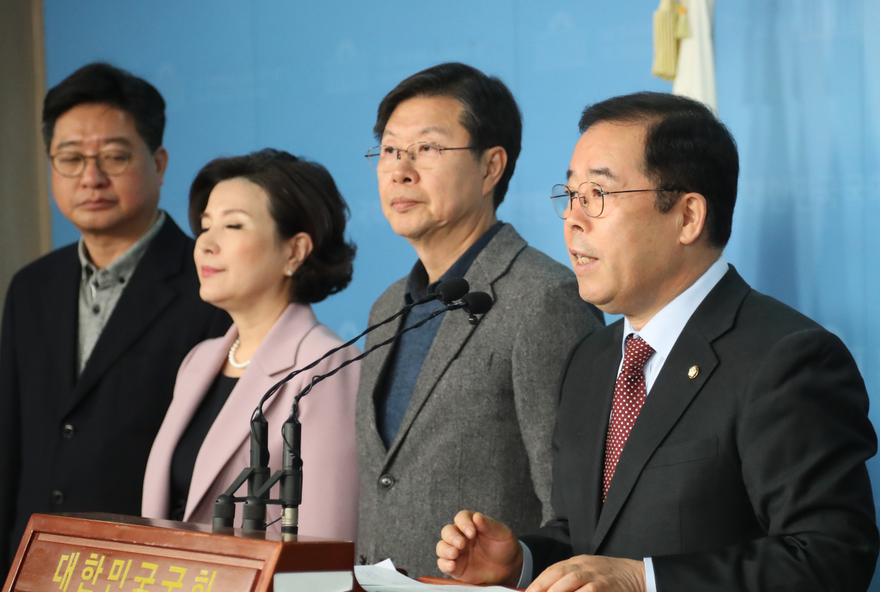 자유한국당 박성중·길환영 미디어특위 공동위원장이 19일 오전 서울 여의도 국회 정론관에서 기자회견을 열고 불공정 보도에 대한 '삼진아웃제' 실시를 발표하고 있다. 위원회는 편파·왜곡 보도 언론에 대한 당 차원의 페널티를 강화하는 차원에서 삼진아웃제 해당 기자와 언론사에 대한 다각도의 불이익을 부여할 예정이라고 밝혔다. [연합]