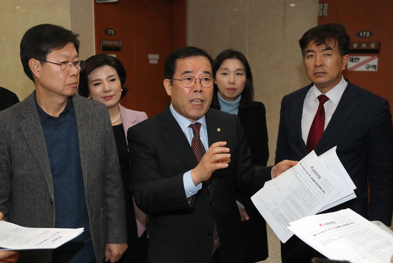 자유한국당 박성중 미디어특위 공동위원장이 19일 오전 서울 여의도 국회 정론관에서 기자회견을 열고 불공정 보도에 대한 '삼진아웃제' 실시를 발표한 뒤 취재진의 질문에 답하고 있다. 왼쪽은 길환영 공동위원장. 위원회는 편파·왜곡 보도 언론에 대한 당 차원의 페널티를 강화하는 차원에서 삼진아웃제 해당 기자와 언론사에 대한 다각도의 불이익을 부여할 예정이라고 밝혔다. [연합]