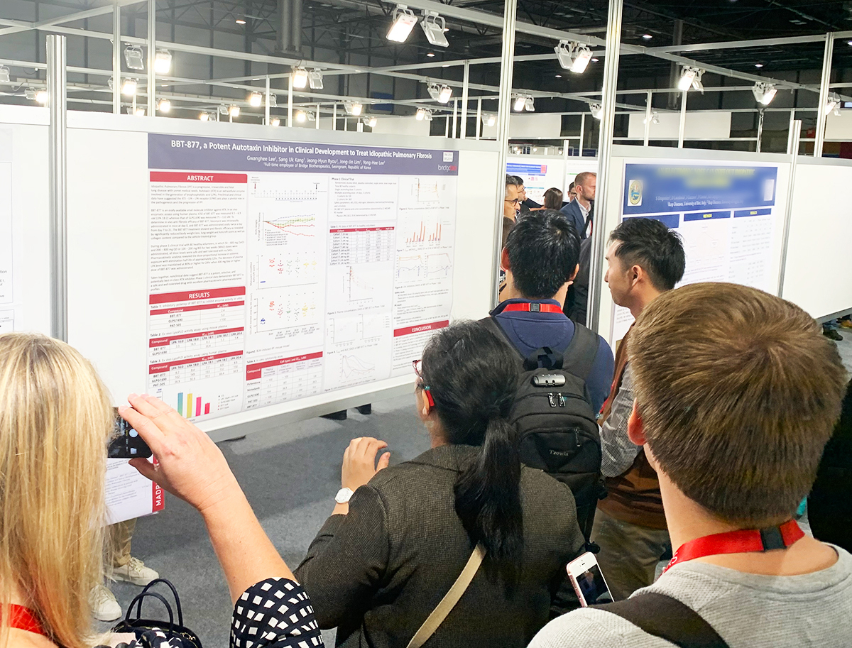지난 9월 유럽학회에서 브릿지바이오의 ‘BBT-877’ 발표에 관심을 기울이는 외국 의약계 전문가들