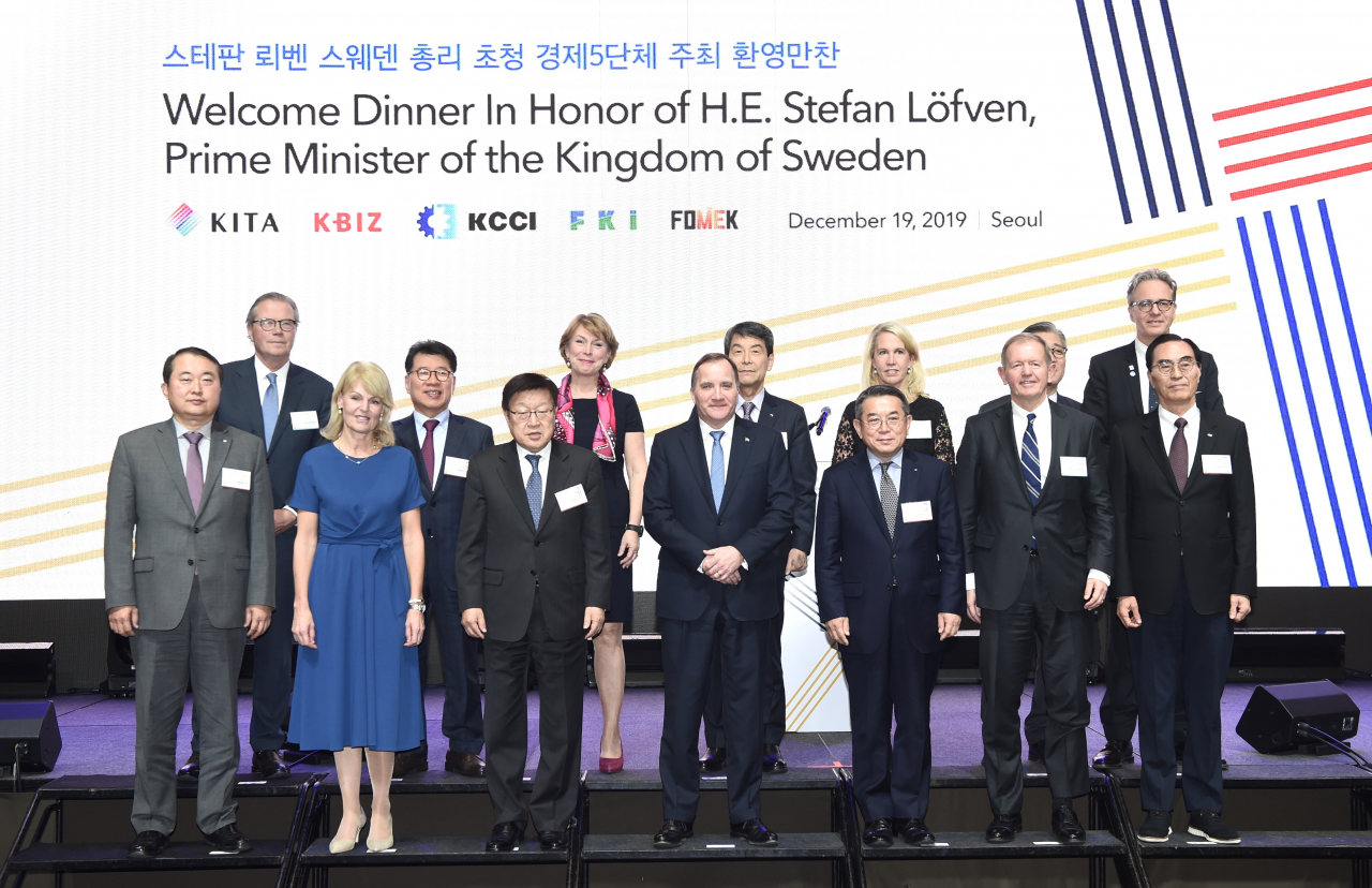 19일 그랜드워커힐호텔에서 열린 경제 5단체의 스웨덴 총리 환영 만찬 행사에서 GS건설 이상기 부사장(앞줄 왼쪽부터), 스웨덴 외교부 안나 할베리 장관, 무역협회 김영주 회장, 스테판 뢰벤 총리, 대한상공회의소 김준동 부회장, SEB그룹 마르쿠스 발렌베리 회장, 중소기업중앙회 권혁홍 부회장이 기념사진을 촬영하고 있다. [무역협회 제공]