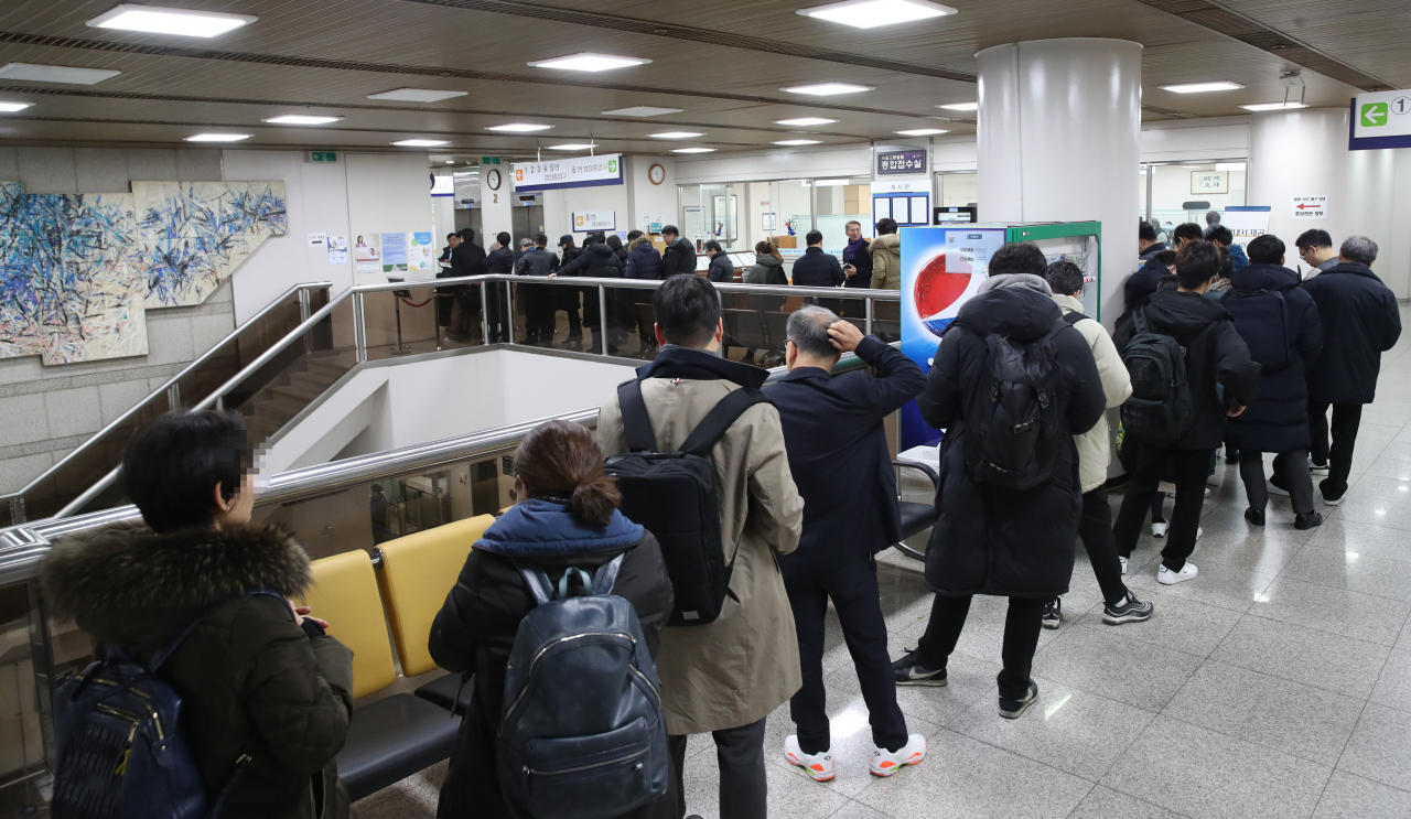 조국 전 법무부 장관 부인 정경심 동양대 교수의 4차 공판준비기일이 열린 19일 오전 서울 서초구 서울중앙지법에서 시민들이 방청을 위해 길게 줄지어 서 있는 모습. [연합]