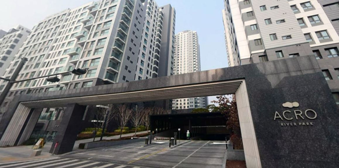 전용면적 84㎡ 아파트가 3.3㎡당 1억원 시대를 열면서 집값 상승의 도화선이 된 서울 반포동 아크로리버파크. [대림산업 제공]