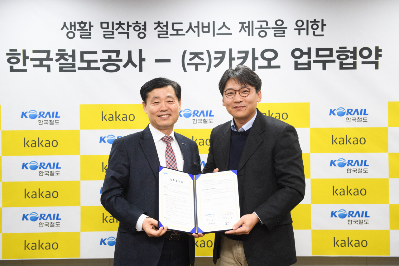 19일 코레일 서울사옥에서 열린 카카오와 코레인의 '생활 밀착형 철도 서비스 제공을 위한 전략적 업무 협약식'에서 정왕국 코레일 부사장(왼쪽)과 정의정 카카오 수석부사장이 기념사진을 찍고 있다. [카카오 제공]