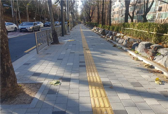 대명초등학교 인근 통학로 정비 후 모습. [강동구 제공]