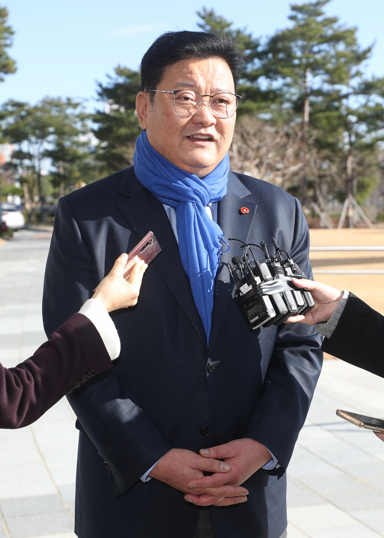 임동호 더불어민주당 전 최고위원이 19일 오후 검찰 조사를 받기 위해 울산지검으로 들어가던 중 취재진의 질문에 답하고 있다. 연합뉴스