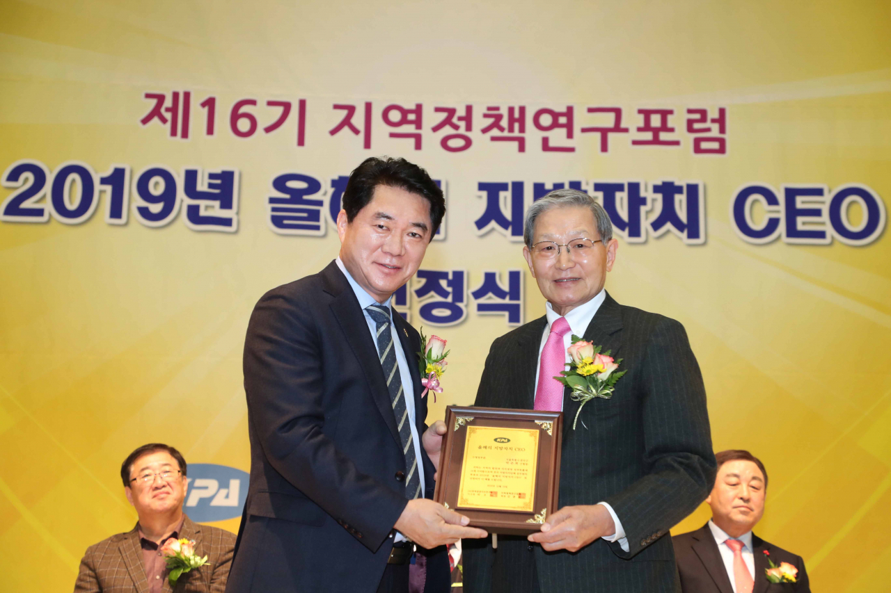 지난 19일 대방동 공군회관에서 열린 시상식에서 박준희(왼쪽) 관악구청장이 박상득 한국공공자치연구원 연구기획본부장에게 상을 수여받고 있다. [관악구 제공]