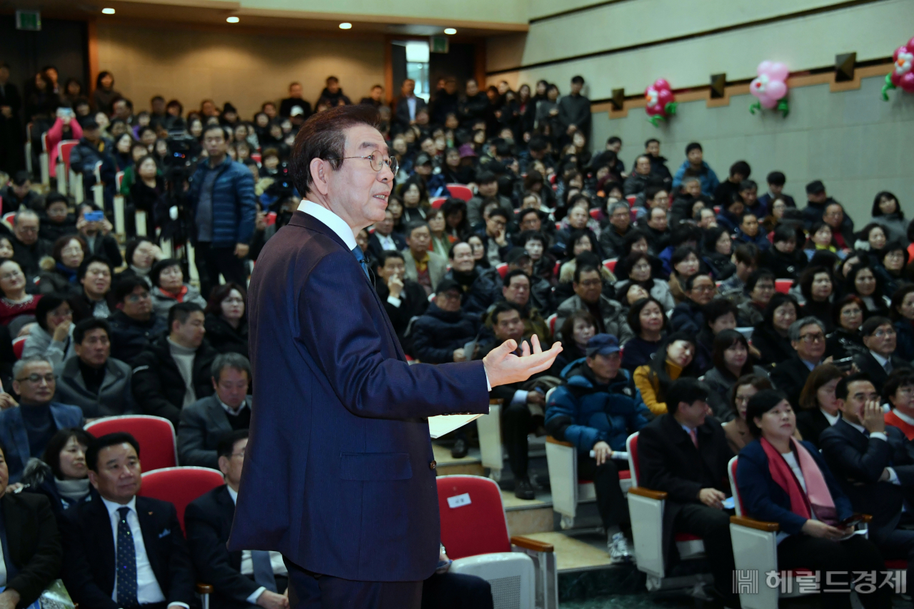 박원순 서울시장이 지난 19일 오후 2시 중랑구청 대강당에서 주민 600여 명이 참석한 가운데 ‘서울시장과 함께하는 중랑구 2020 예산설명회’에서 중랑구에 쓰여질 서울시 예산에 대해 설명하고 있다. 예산설명회는 박시장이 2020년 새해 서울시 예산을 25개 전 자치구를 돌며 시민들에게 직접 설명하는 자리로 25개 자치구 중 중랑구에서 제일 먼저 열렸다. [서울시]