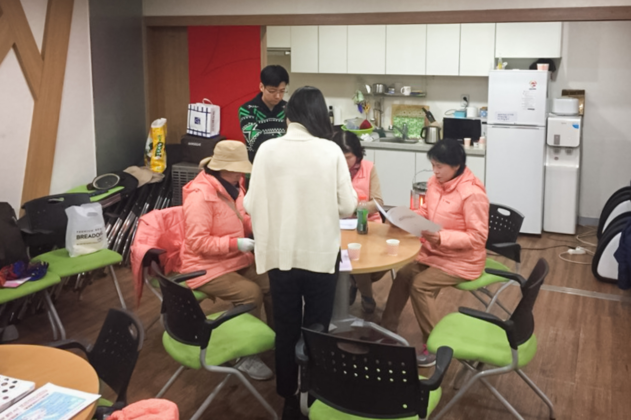광진구청 직원이 야쿠르트 배달원들에게 한파대비 안부확인 요령을 안내하고 있는 모습. [광진구 제공]
