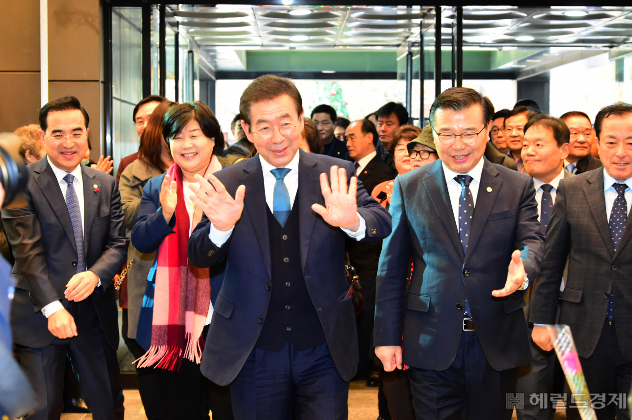 박원순 서울시장이 중랑구 예산설명회를 위해 중랑구청을 방문해 환영하는 주민들에게 두손을 흔들며 화답하고 있다. 류경기(박원순 시장 오른쪽) 중랑구청장이 박원순 서울시장을 안내하고 있다. [중랑구]