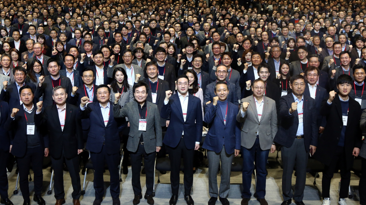 "이 모습은 더이상 볼 수 없다." LG그룹은 20일 내년부터 오프라인 새해모임을 열지 않고 온라인 신년 메시지로 전환한다고 밝혔다. 사진은 올해 1월 2일 서울 마곡 LG사이언스파크에서 열린 새해모임에서 구광모 대표와 임직원들이 새로운 도약의 의지를 다지고 있는 모슴. [LG그룹 제공]