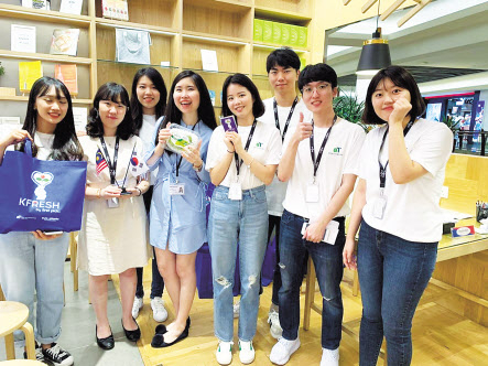 농림축산식품부와 한국농수산식품유통공사(aT)가 운영하고 있는 청년 해외개척단(AFLO)의 단원들이 말레이시아에서 우리 농산물 식품 수출을 위해 현지시장조사, 바이어상담, 식품산업 종합박람회 한국 홍보관 운영 등 다양한 활동을 펼치고 있다. ［aT 제공]