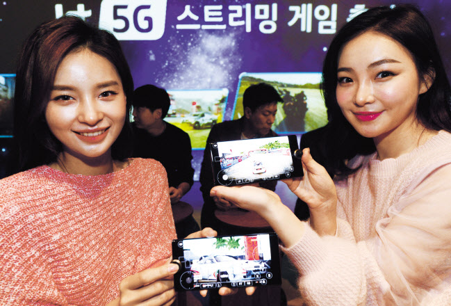 KT는 20일 서울 성동구 카페봇에서 기자간담회를 열고 ‘5G 스트리밍 게임’을 출시한다고 알렸다. KT모델이 ‘5G 스트리밍 게임’ 서비스를 소개하고 있다. 박해묵 기자/mook@